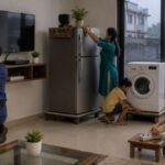 बारिश के मौसम में बिजली के उपकरणों को पानी से सुरक्षित रखते परिवार