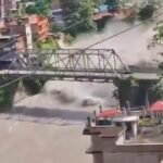 नेपाल में फ्लैश फ्लड के बाद भोटेकोशी नदी का तेज बहाव