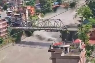 नेपाल में फ्लैश फ्लड के बाद भोटेकोशी नदी का तेज बहाव