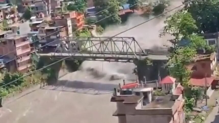 नेपाल में फ्लैश फ्लड के बाद भोटेकोशी नदी का तेज बहाव