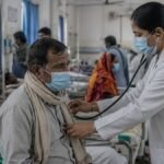 Swine Flu Cases के बीच H1N1 संक्रमण की जांच करते डॉक्टर